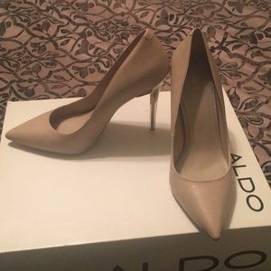 Like-New Nude ALDO pumps size 39 (US 8.5)